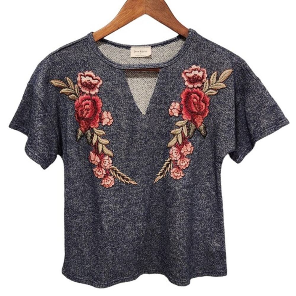 Free Kisses Womens V Neck Floral Embroidered Short Sleeve Top Size Small